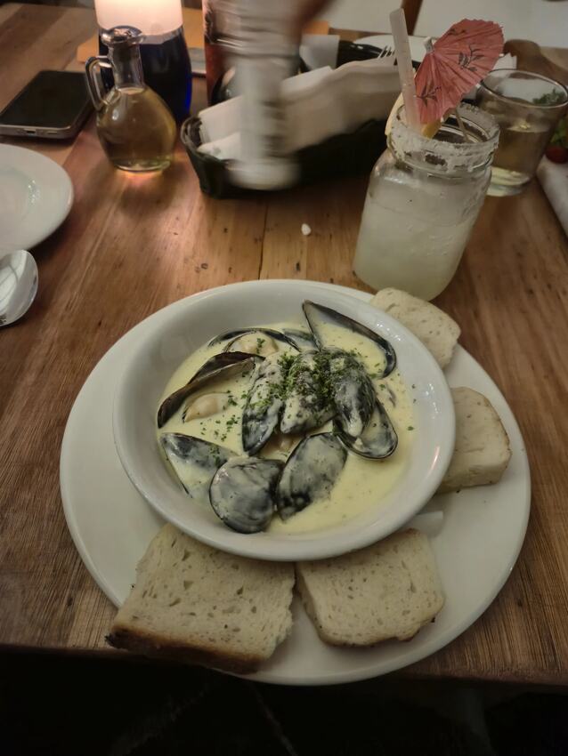 Mussels in white wine, garlic and cream, served with bread